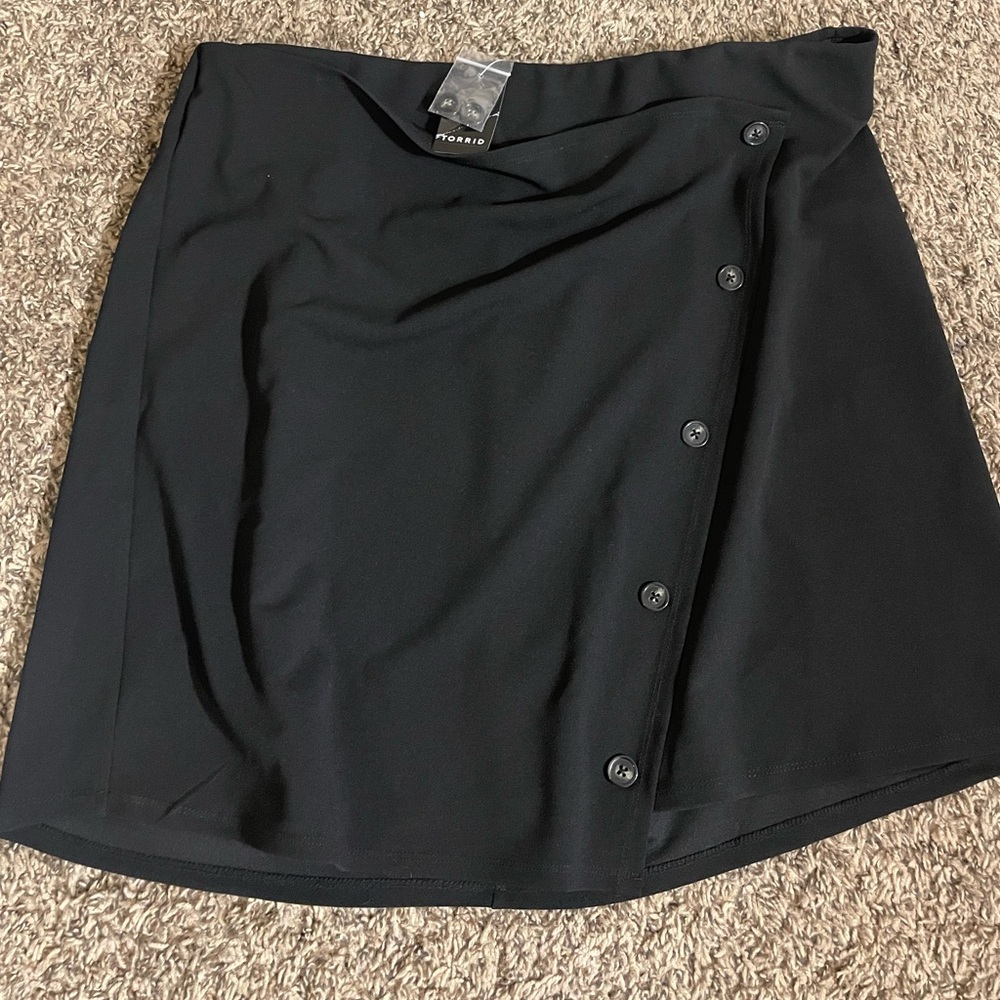 New with tags torrid black scuba skirt with buttons